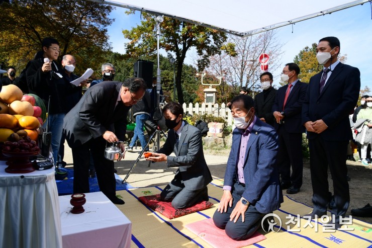 全智賢&朱智勛合作《智異山》拍攝海報