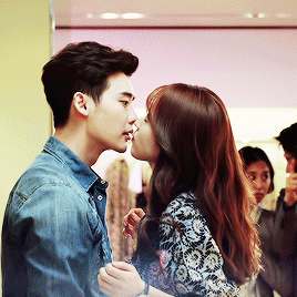 李鍾碩與韓孝周主演《W》大受歡迎