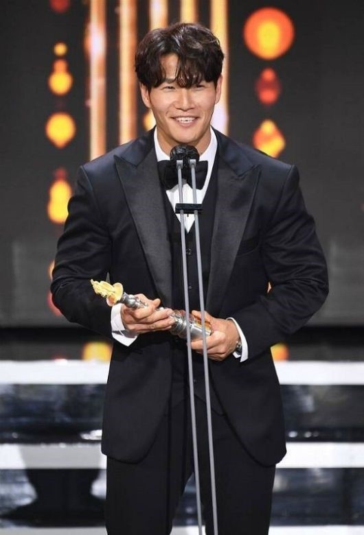 金鍾國SBS演藝大獎首次奪大賞