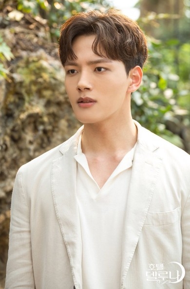 IU替呂珍九新劇《怪物》送上應援