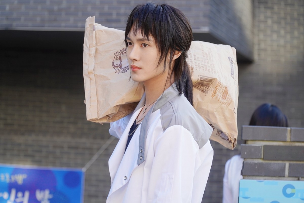 李泰利在第一集客串了崩壞的廚房小哥「王玄彬」