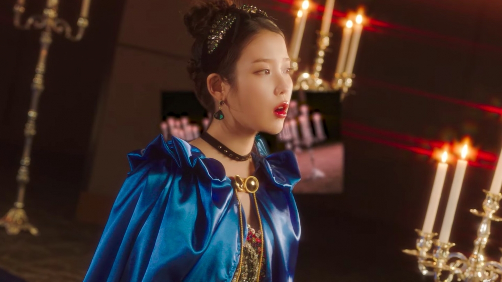 IU在MV中換穿多套絕美造型