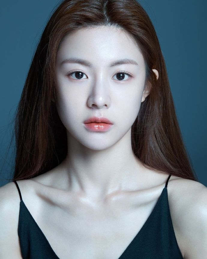 空靈美女高允貞