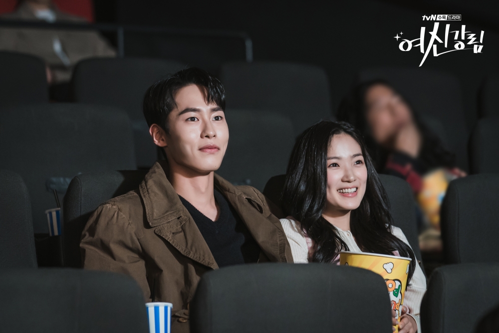 《女神降臨》和《意外發現的一天》是同個導演和製作團隊