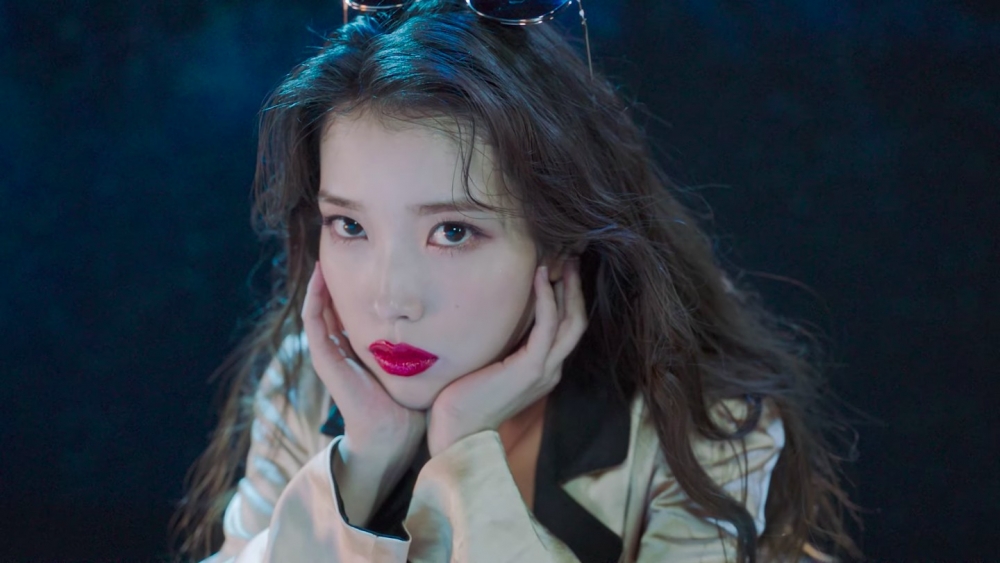 IU在MV中換穿多套絕美造型