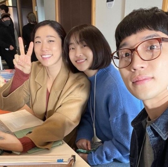 李棟旭&林秀晶主演電影《單身首爾》殺青