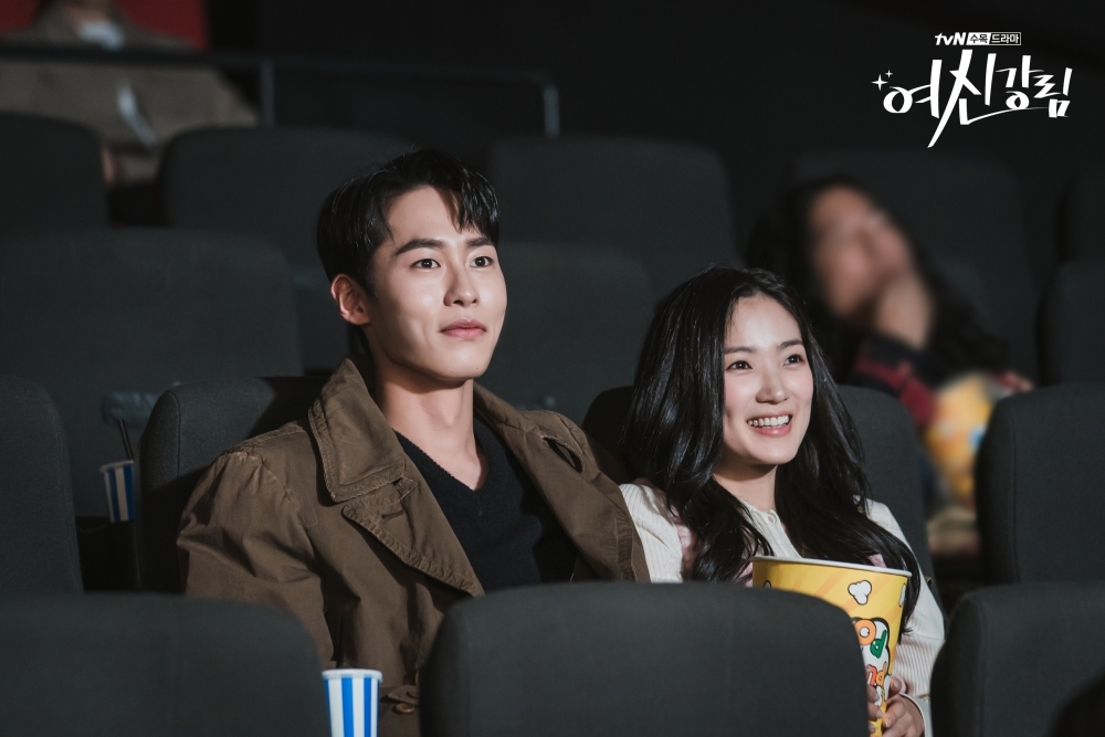 金惠奫、李宰旭飾演在電影院約會的「端午&白經CP」