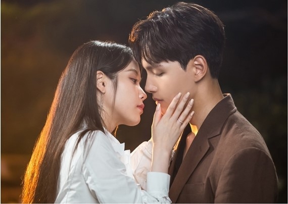 IU&呂珍九《德魯納酒店》將改編音樂劇