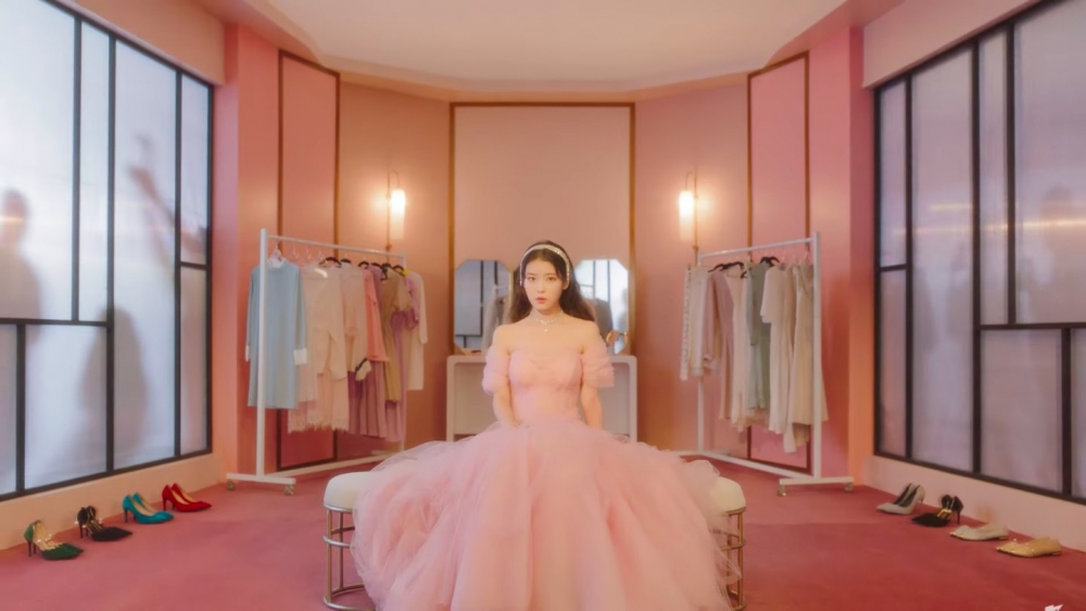 IU在MV中透露了明星必須面對的無奈