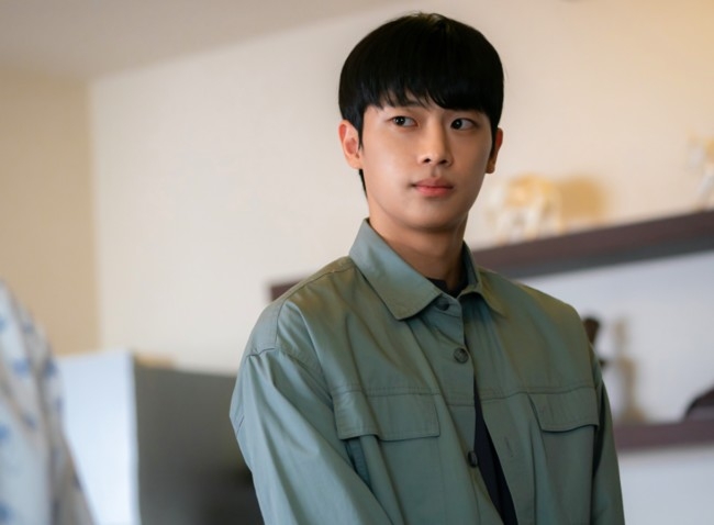 李新英在《日與夜》中飾演警察「張智沅」