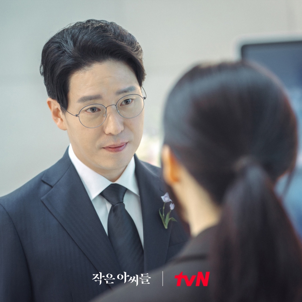 嚴基俊在《小女子》中飾演政治新秀「朴載相」