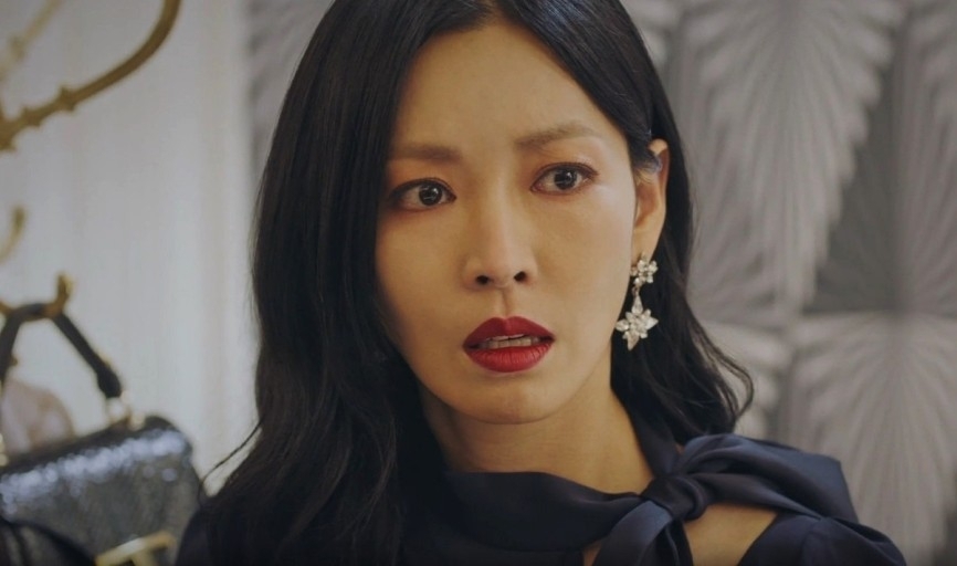 金素妍在《Penthouse》中飾演集團繼承女