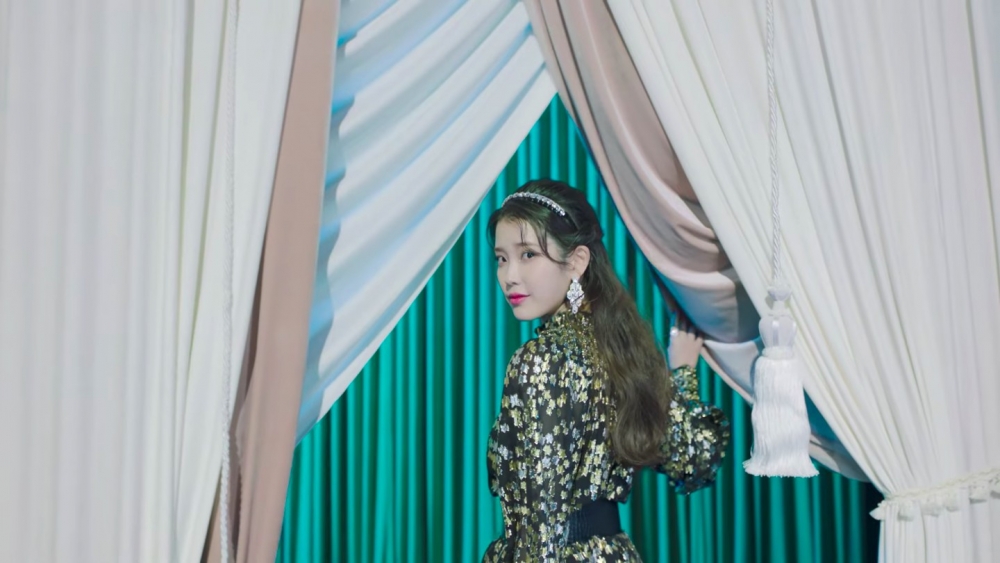 IU在MV中換穿多套絕美造型