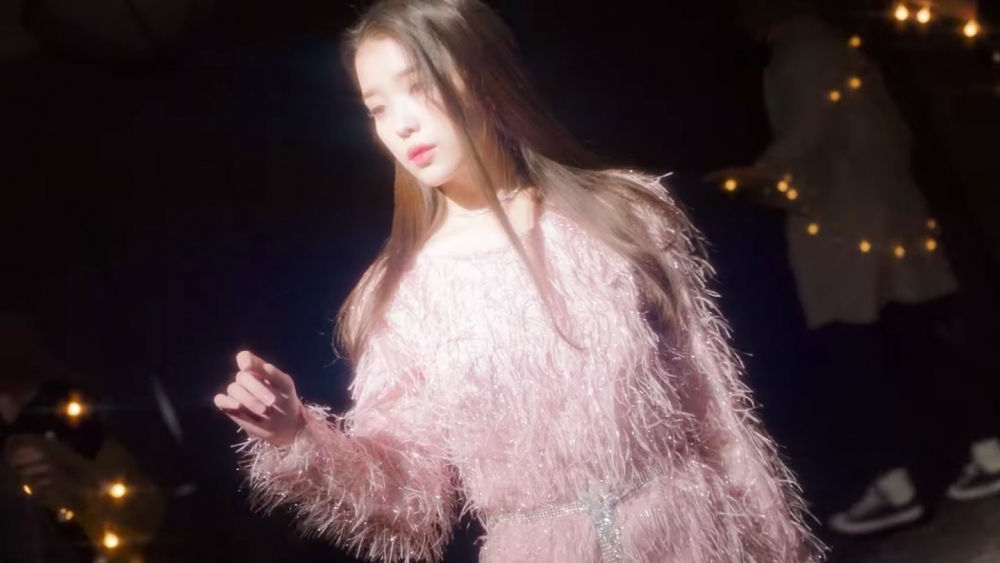 IU在MV中換穿多套絕美造型