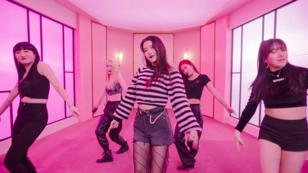 IU在MV中換穿多套絕美造型