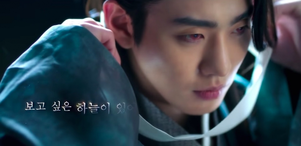 安孝燮飾演童年因祈雨祭導致意外失明、但能讀懂星座的觀相監「河覽」