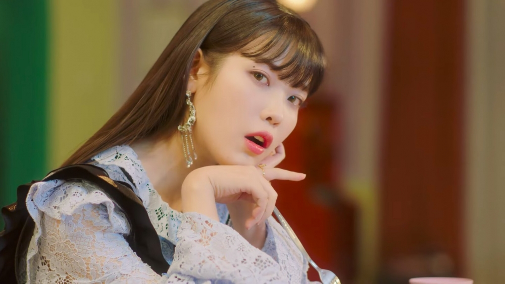 IU在MV中換穿多套絕美造型