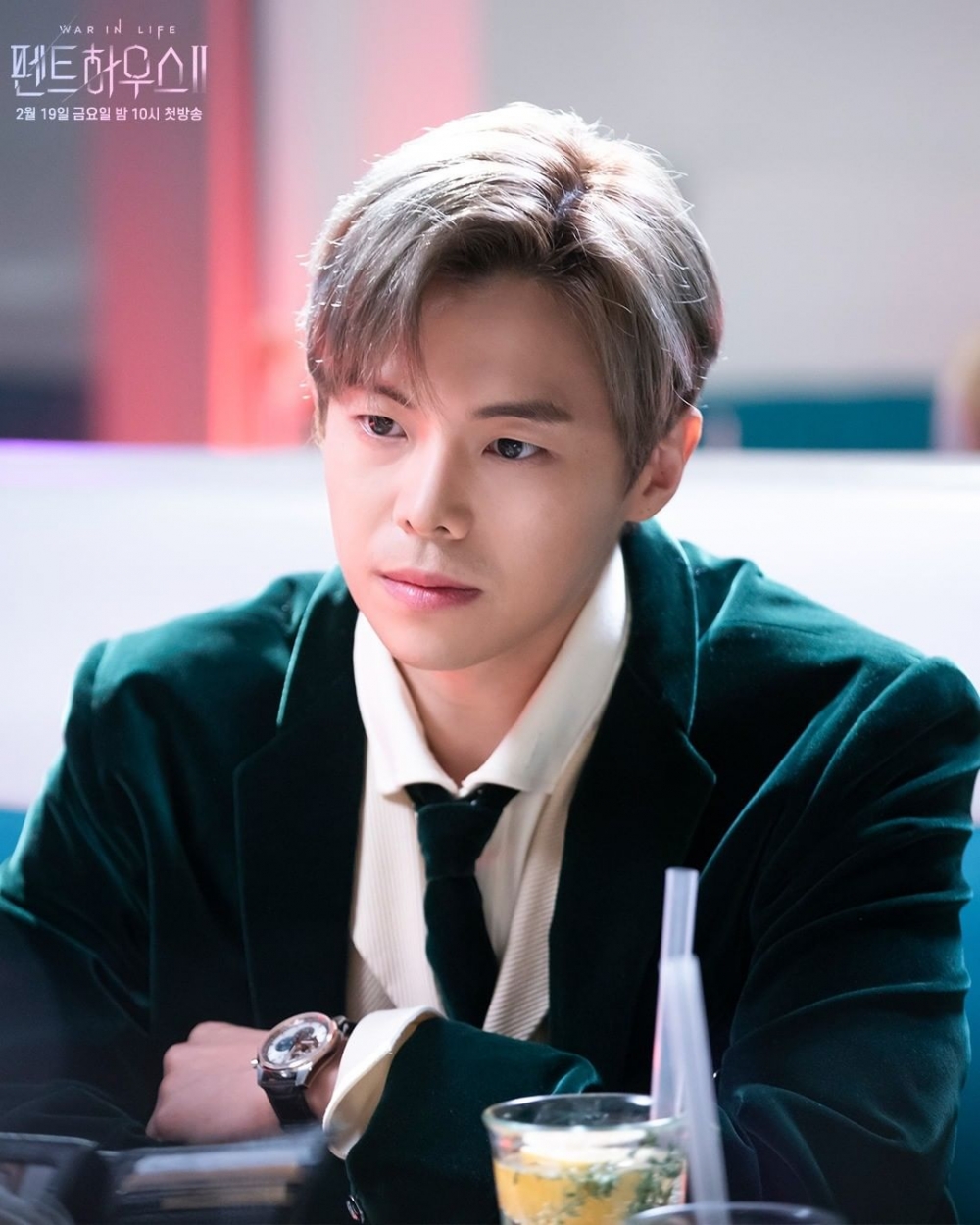 朴殷碩飾演「羅根·李」