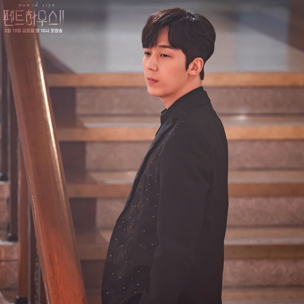 尹鐘焄飾演「河尹哲」