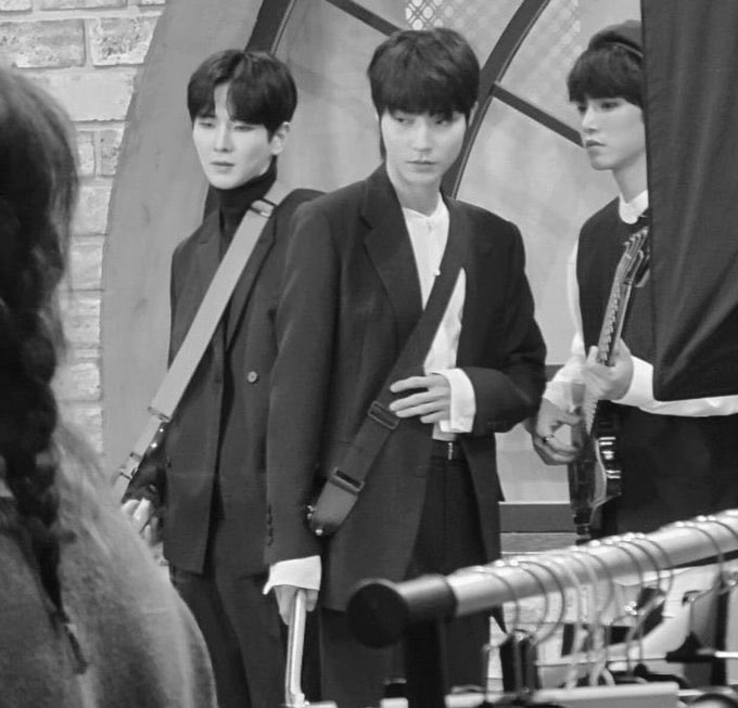 《女神降臨》黃寅燁「韓書竣樂團」路透照