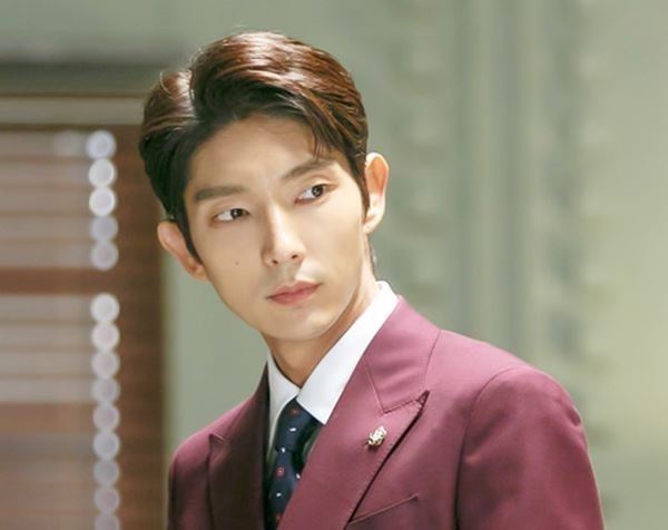 《女神降臨》「狐狸相」黃寅燁神似李準基掀熱議！網：再加上金宇彬的混合版