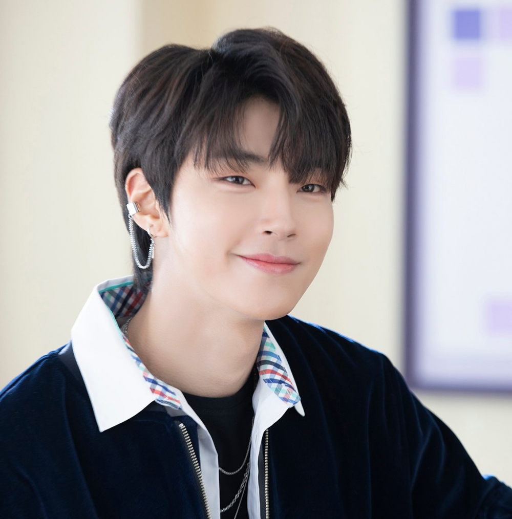 黃寅燁在《女神降臨》中飾演校霸男二「韓書竣」