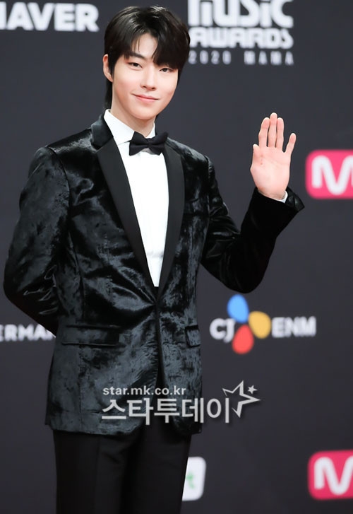 《女神降臨》「狐狸相」黃寅燁神似李準基掀熱議！網：再加上金宇彬的混合版