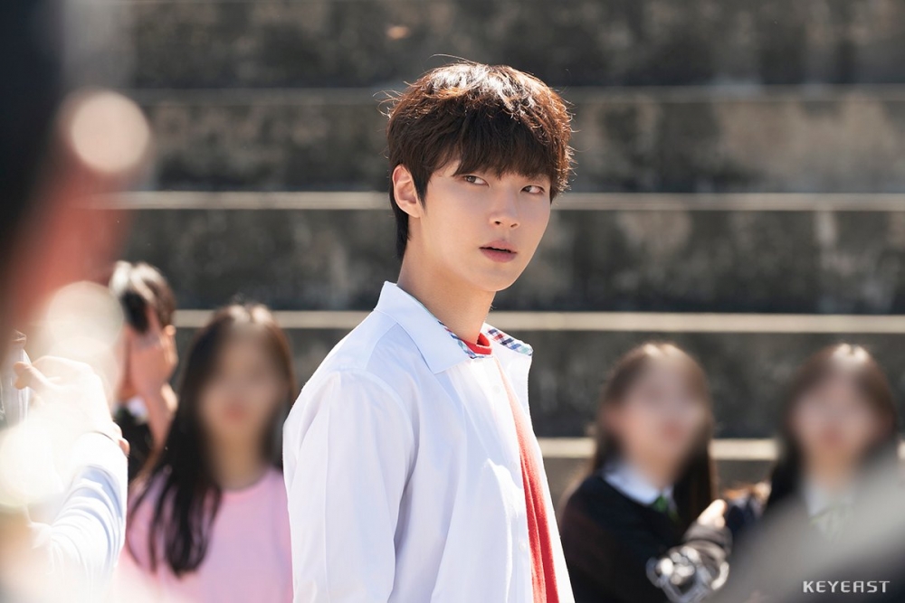 黃寅燁在《回到18歲》中扮演高中生