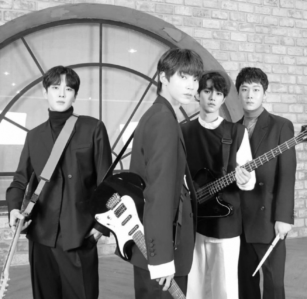 《女神降臨》黃寅燁「韓書竣樂團」路透照