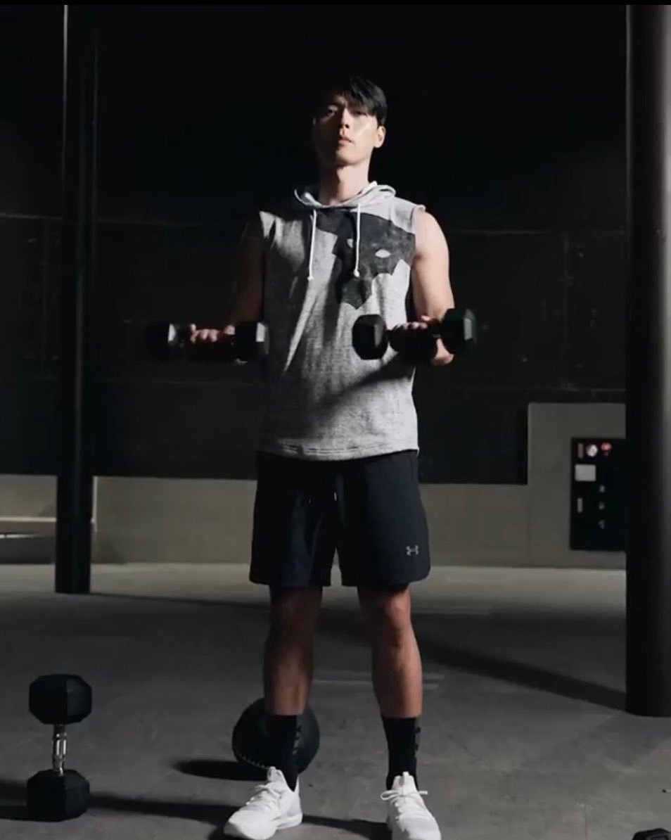 玄彬穿上運動服裝多了少年感