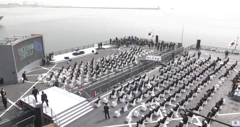 朴寶劍再次以主持人身份亮相!白帽海軍裝&渾厚嗓音一開口立馬逼哭粉