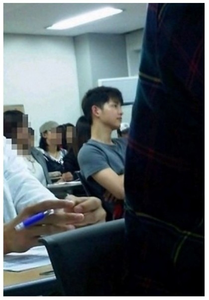 宋仲基大學生活照流出！防腐劑神顏令網友瘋狂、出道前更成立粉絲後援會～