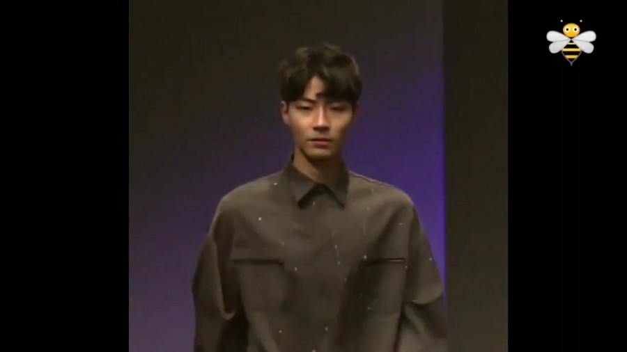 黃寅燁早期登時裝週T台！每個造型「走」出專屬風格、大秀長腿展完美比例❤