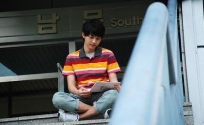 宋仲基大學生活照流出！防腐劑神顏令網友瘋狂、出道前更成立粉絲後援會～