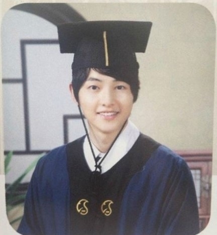 宋仲基大學生活照流出！防腐劑神顏令網友瘋狂、出道前更成立粉絲後援會～