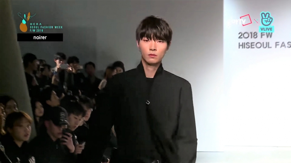 黃寅燁早期登時裝週T台！每個造型「走」出專屬風格、大秀長腿展完美比例❤