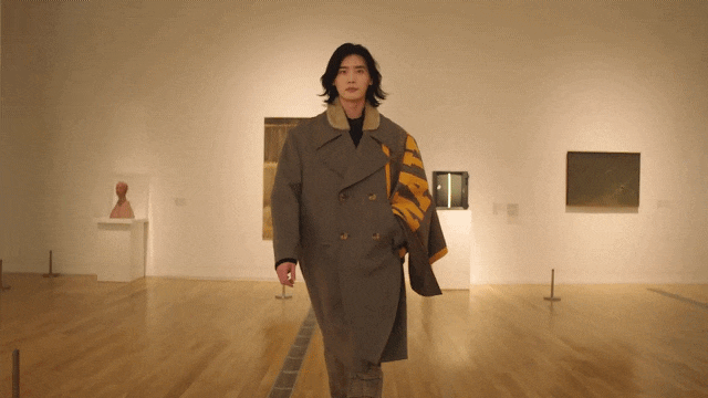 李鍾碩久違出席2021首爾時裝秀！魅惑中長髮、霸氣台步展現狂野氣勢～