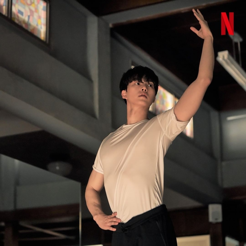 宋江主演tvN治癒劇《如蝶翩翩》芭蕾舞練習直拍