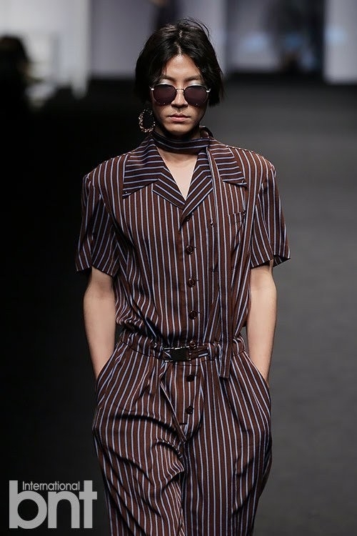 黃寅燁早期登時裝週T台！每個造型「走」出專屬風格、大秀長腿展完美比例❤