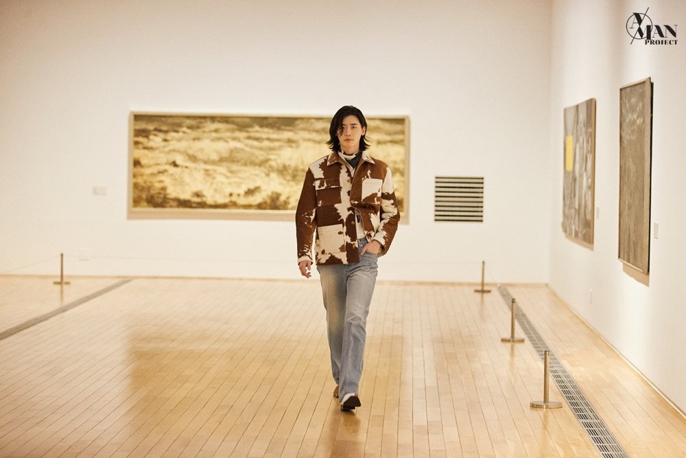 李鍾碩久違出席2021首爾時裝秀!魅惑中長髮、霸氣台步展現狂野氣勢~
