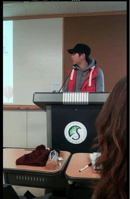 宋仲基大學生活照流出！防腐劑神顏令網友瘋狂、出道前更成立粉絲後援會～