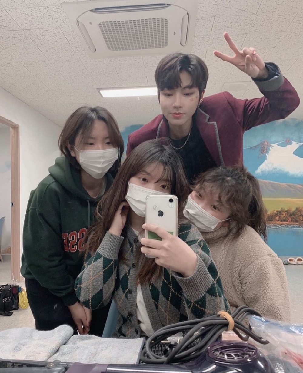 黃寅燁與工作人員