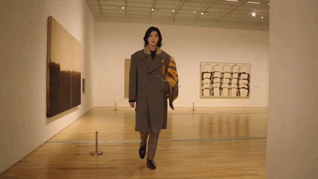 李鍾碩久違出席2021首爾時裝秀！魅惑中長髮、霸氣台步展現狂野氣勢～