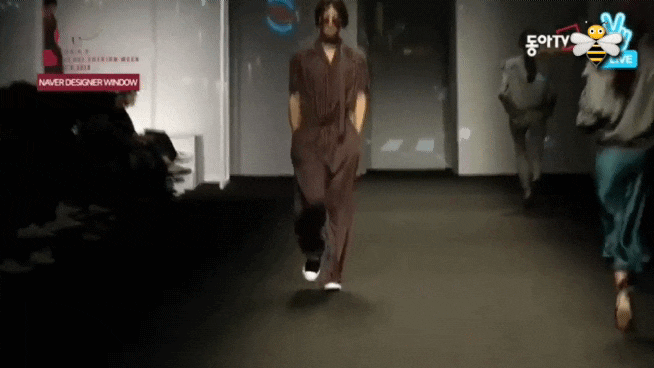 黃寅燁早期登時裝週T台！每個造型「走」出專屬風格、大秀長腿展完美比例❤