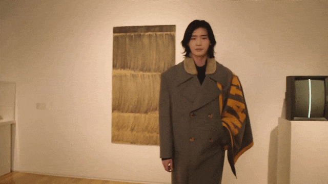 李鍾碩久違出席2021首爾時裝秀！魅惑中長髮、霸氣台步展現狂野氣勢～