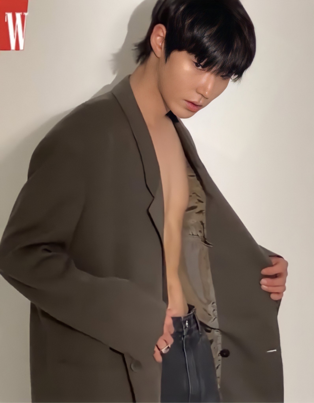 黃寅燁《W Korea》花絮小露腹肌