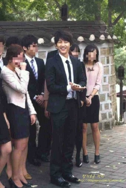 宋仲基大學生活照流出！防腐劑神顏令網友瘋狂、出道前更成立粉絲後援會～