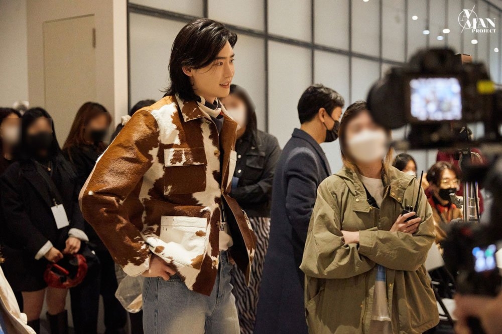 李鍾碩久違出席2021首爾時裝秀!魅惑中長髮、霸氣台步展現狂野氣勢~