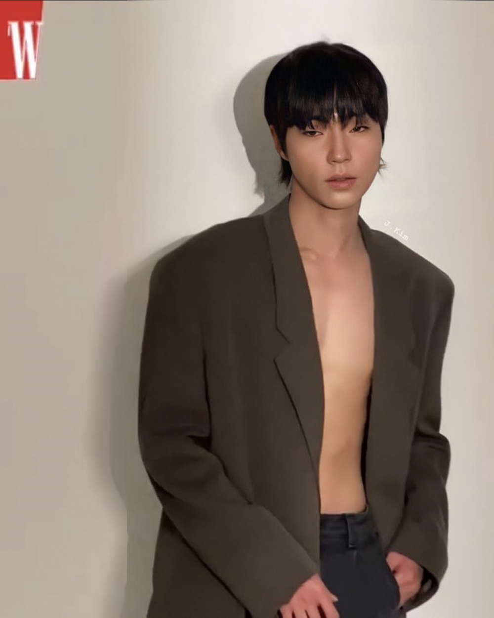 黃寅燁《W Korea》花絮小露腹肌