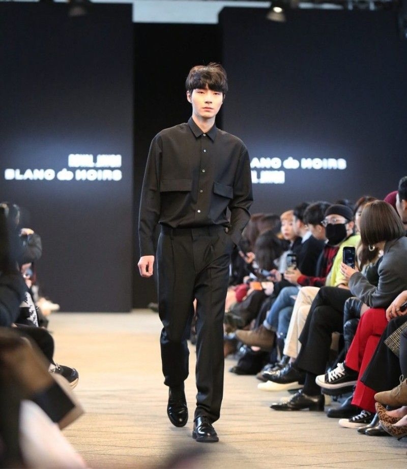 黃寅燁早期登時裝週T台！每個造型「走」出專屬風格、大秀長腿展完美比例❤